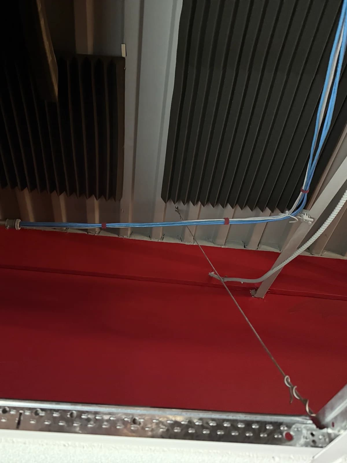 Dressed structured cabling bundle secured above a drop ceiling